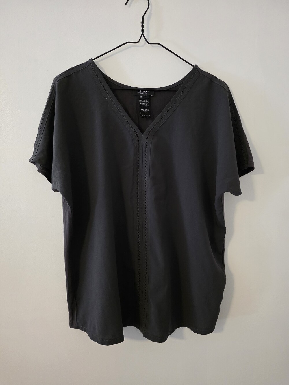 Beautiful Olsen Europe dark gray short-sleeve V-neck top,subtle vertical Stitch